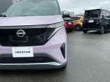 LEDヘッドライトハイビームアシスト機能付です。前方検知用カメラで、先行車や対向車のライト、道路状況・道路周辺の明るさを検知し、前方の視界を確保し手動で切り替えるわずらわしさを軽減します。