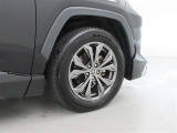 装着タイヤサイズは、225/60R18です。純正アルミホイールを装着しております。