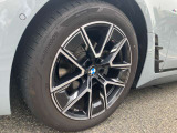 【BMWアロイホイル】軽量かつ強度に拘ったアロイホイル。走行性能ポテンシャルを引き出す設計。車の足元を引き締めてくれる大きなポイントはアロイホイルです。