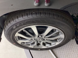 純正アルミホイールです。足元が引き立つので、車全体のイメージがアップしますよ