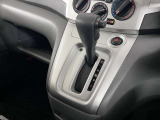 操作が簡単なシフトレバーですのでストレスなく運転が出来ますよ!