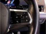 運転中にもオーディオの音量やFMの切り替えなどステアリングでの操作で切り替え可能なため、ステアリングから手を放す必要がない為、運転中でも操作が簡単でございます。