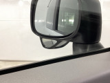 【サイドアンダーミラー】助手席側ドアミラーの下部についております。停車時・発進時などに車両左側の死角になった部分を確認するときに役立ちます。