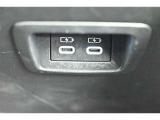 充電用端子付き。スマートフォンなどの充電に便利です。