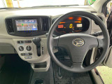 インテリアに合わせたデザインのステアリングは、運転される方のことも考え、運転しやすい形状、大きさです。是非一度、実際に触ってお確かめください。