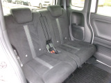後部座席はお子様から大人の方までゆったりと座ることが出来ます。