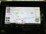 目的地までのルートをスムーズに案内してくれる、便利なナビゲーションシステムを搭載。運転中の情報収集に役立ち、快適なドライブをサポートします。