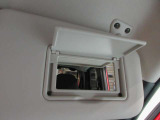 運転席側と助手席側にバニティミラーついていますちょっとした身だしなみが確認できます。