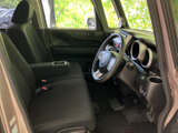 運転席からの視界が広く、安全な運転をサポート。操作しやすい位置にスイッチ類が配置されており、快適な空間を実現しています。