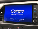 鮮明な画面で、目的地までのナビ情報を確認できます。お好みの音楽も楽しめ、快適なドライブをサポートします。