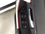 運転席のスイッチで全てのウィンドウの開閉操作を行うことができます。ロックボタンをONにしておくと、運転席以外のウィンドウは作動しないのでお子様を乗せているときなども安心ですね♪
