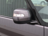 【LEDドアミラーウインカー】ドアミラーにウィンカーが付いているので、周りの車がウインカーやハザードに気付きやすくなります。右左折時や車線変更時の事故を防ぎ、安全に走行できます。