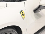 フロントフェンダーにはスクーデリア・フェラーリ・フェンダー・エンブレムが備わり、誇り高き歴史を象徴します。