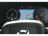 メーター内にもナビが表示され運転をサポートします。