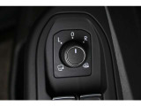 狭い場所も苦になりません。電動格納ドアミラー装備。電動格納ドアミラードアミラー調整スイッチ
