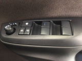 運転席のスイッチで全てのウィンドウの開閉操作を行うことができます。ロックボタンをONにしておくと、運転席以外のウィンドウは作動しないのでお子様を乗せているときなども安心ですね♪