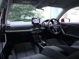内装はシンプルに使い勝手を考え作られています。お車を運転する感覚をダイレクトに体感して頂けます。室内も広くロングドライブにも快適にお過ごしいただけます。