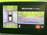後退時の安全確認をサポートする映像を鮮明に表示します。駐車や狭い場所での運転を安心して行えます。