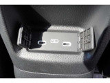 後席の中央に充電ソケットが付いているので、後席に座っている方も快適です♪