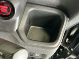 ドリンクホルダー/小物入れにもなって便利です