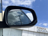隣車線を走る車両をレーダーで検知し、ドアミラーでは確認しにくい後側方エリアに存在する車両に加え、急接近してくる車両も検知します。車両を検知するとドアミラーに搭載されたLEDインジケーターが点灯します。