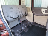 リアシートの座面をはねあげれば、横倒し出来ない背の高い荷物も載せられます。多彩なシートアレンジ!