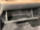 大きな荷物を収納できる、便利な助手席グローブボックス