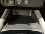 セレクトレバー奥にはUSB充電ポート付のトレーがございますので、スマートフォンなどの充電に便利にお使いいただけます。