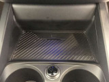 【置き型充電器】置き型充電に対応しております。お持ちの携帯電話が置き型充電器対応でしたら、充電コードの必要なく、すっきりとした車内のまま携帯の充電が可能です。