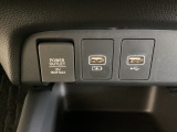 アクセサリーソケットはUSBのアダプターなどをつければ、スマホの充電にも使えます。横にはナビゲーション用の外部入力やスマートフォンなどの充電可能なUSB端子が1個づつついています。