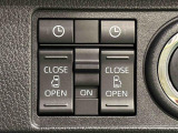パワースライドドアウェルカムオープン機能 降車時にスイッチで予約しておけば、乗車時に電子カードキーを持ってクルマに近づくだけでパワースライドドアが自動でオープン♪