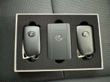 スマートキーをポケットやバッグに携帯していれば、キーを取り出すことなくドアハンドルを握り解錠、ドアハンドルのセンサーに触れるだけで施錠できます。