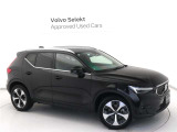 Volvo Cars appで車にリモートアクセスして、空調機能の操作や車の施錠・開錠、ソフトウェア更新などが可能です。エアコンやシートヒーターを操作して、出発前に車内を快適な温度に整えられます。