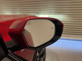 BMWのミラーは車種によって異なりますがレーンチェンジウォーニングが装備されております。詳しくは当店スタッフまでお問い合わせくださいませ。