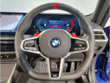 BMWのステアリングはドライバーと車体が一体感に感じれるような操作性を実現しております。また、握りやすさや操作性を向上するためにスイッチ類も配置されております。