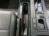 ワイヤレス充電機能で接続の手間いらず。スマートフォンなどをワイヤレスで充電可能です。