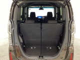 開口部も広く荷物の積み下ろしもしやすいお車となっております。シートの背もたれは5:5の割合で背もたれを可倒でき、前後のシートスライドもできるので荷室をひろげることができます。