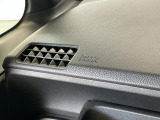 【助手席エアバッグ】SRSエアバッグとはシートベルトの働きを補助して衝突した時に乗員の衝撃を軽減するシートベルト併用式エアバッグ。前面衝突時に瞬時に膨らみ、頭部と胸部の衝撃を軽減します。