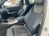 長時間の運転でも疲れにくく、オーナー様の事だけを考えて作成したBMWならではのとっておきのシートです。