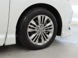 装着タイヤサイズは、225/60R18です。純正アルミホイールを装着しております。