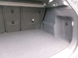 トランクは広く設計され、開口部も大きく荷物の積み下ろしがしやすい構造。フラットな床面でスーツケースや大型荷物も安定して収納でき、日常使いにも便利なスペースです。