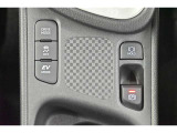 【電動パーキングブレーキ】パーキングブレーキは便利な電動式!ボタン一つで操作でき、アクセルを踏めば自動で解除されます、レバーやペダルが無いので運転席廻りもすっきりしますね
