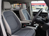認定中古車保証1年間距離無制限の保証とロードアシスタンスサービスが全車に付帯されています。また、1年間または2年間の延長保証(有償)もご利用いただけます。