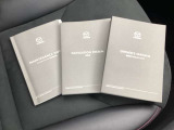 新車保証書、車両取扱説明書、ナビ取扱説明書 です。