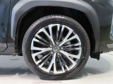 純正のアルミホイール装着車です。タイヤサイズは215/50R18です。