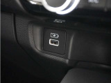 ◆USBチャージャー◆使いやすい場所に装備されています。◆オートエアコン装備◆ お好みの温度を設定をするだけで、後は、自動で風量を調節してくれます!快適にドライブが楽しめます。