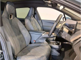 【コックピットシート】BMW車の主役席。車体中央にくる様に配置し車両重心とが一致する事でドライバーと車との一体感あるドライビングを実現。人間工学に基づき形成した形状が長時間のドライブ疲労も軽減します!