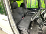 運転席まわりには十分なスペースがあり、大柄な方でもゆったり運転していただける環境です。