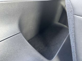 助手席の後ろの収納は、運転席からも手が届きやすく、便利です!ティッシュボックスなどもサッと出し入れできるので、安心ですよ!
