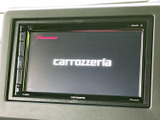 使いやすいインターフェースで、目的地設定や音楽再生がスムーズに行えます。カーナビとオーディオが一体化し、快適なドライブをサポートします。